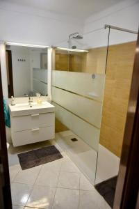 Ein Badezimmer in der Unterkunft Casa Franki - Stylish and large beach apartment in Algarve