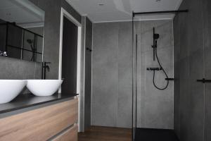 Koupelna v ubytování Hotel Dichtbijzee