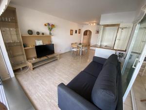 Televízia a/alebo spoločenská miestnosť v ubytovaní For a Stay Altair Mar