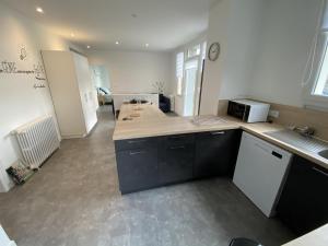 a kitchen with a counter top and a microwave at Boulevard de lattre de tassigny RDCh in Saint-Paul-lès-Dax