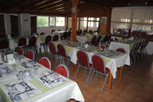a room with many tables and chairs and tablesktop at Hotel Hisarlık in Halileli