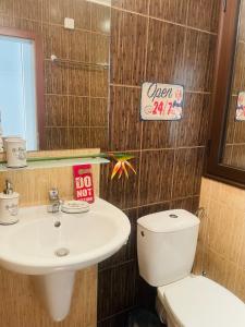 een badkamer met een toilet en een wastafel bij Relax studio in Sozopol