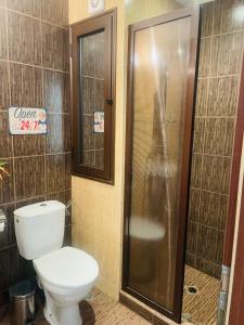 een badkamer met een toilet en een douche bij Relax studio in Sozopol