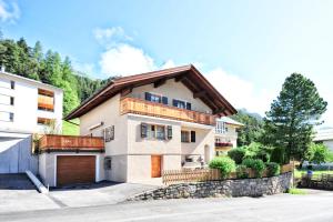 een huis met een garage in een straat bij Chalet Karin in Sankt Anton am Arlberg