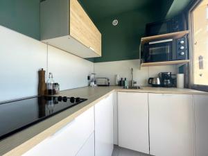 Kuchnia lub aneks kuchenny w obiekcie RoofTop Apartement - Quartier Croisette - Esc'Appart