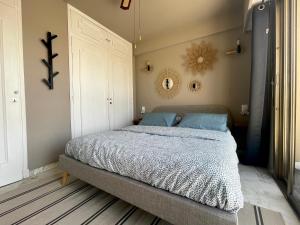 sypialnia z łóżkiem i lustrem na ścianie w obiekcie RoofTop Apartement - Quartier Croisette - Esc'Appart w Cannes