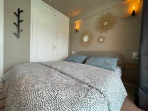 Łóżko lub łóżka w pokoju w obiekcie RoofTop Apartement - Quartier Croisette - Esc'Appart