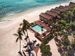 una vista aerea di un resort sulla spiaggia di Our Habitas Tulum a Tulum