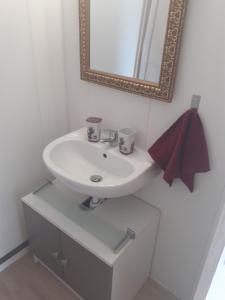 Koupelna v ubytování Maison à 200m de la mer, 10 mn de l'aéroport de Bastia et a 20mn du port + 16 fotografií