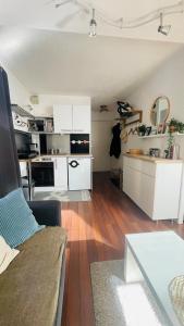 a living room with white cabinets and a kitchen at Appartement 4 personnes Puy St Vincent 1700 in Puy-Saint-Vincent