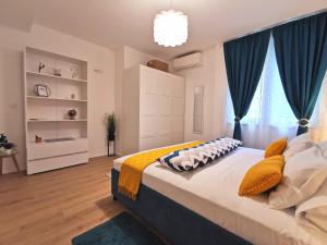 Schlafzimmer mit einem großen Bett und blauen Vorhängen in der Unterkunft Apartment Blue Dream in Dubrovnik