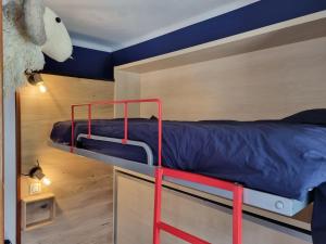 a bedroom with a bunk bed with a red rail at Apartamentos Grifovacances Tres Estrelles Club in Pas de la Casa