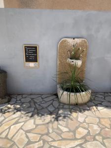 Gallery image of Les dahlias appartement 4 personnes Jacuzzi Barbecue Jardin arboré Climatisé in Agde +21 photos