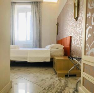 a small bedroom with a bed and a window at parisa suite in Rome