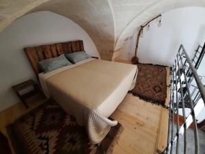 um quarto com uma cama num quarto em B&b la vecchia corte em Copertino