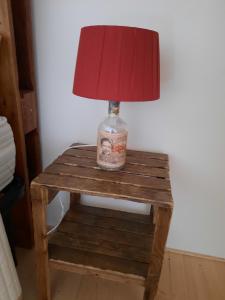 een lamp op een houten tafel met een lamp erop bij B&b la vecchia corte in Copertino