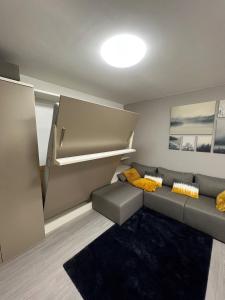 ein Wohnzimmer mit einem Sofa und einem Teppich in der Unterkunft Apartment RIVIERA Lipno 511 in Lipno nad Vltavou