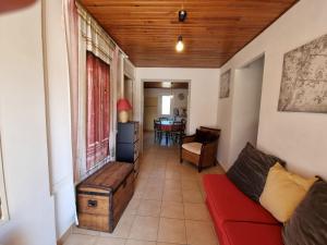 sala de estar con sofá rojo y mesa en appartement 2 chambres en Maureillas