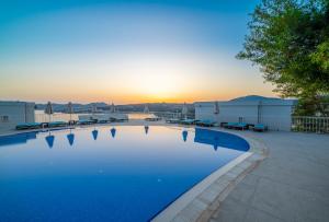 Baseinas apgyvendinimo įstaigoje Riva Bodrum Resort- Adult Only +16 arba netoliese