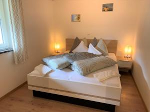 En eller flere senge i et værelse på Mareinhof - Urlaub auf dem Apfelbauernhof