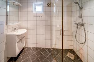 Koupelna v ubytování Å-Hamna Rorbuer + 109 fotografií