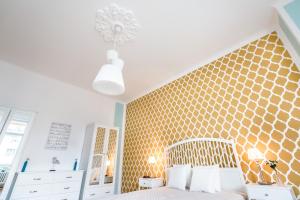 Posteľ alebo postele v izbe v ubytovaní Golden Esthetic with Red Sofa Apartment