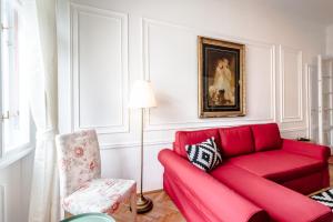 Posedenie v ubytovaní Golden Esthetic with Red Sofa Apartment