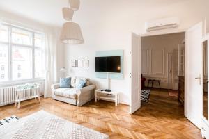 Posedenie v ubytovaní Golden Esthetic with Red Sofa Apartment