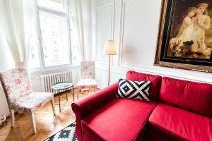 Posedenie v ubytovaní Golden Esthetic with Red Sofa Apartment