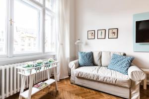 Posedenie v ubytovaní Golden Esthetic with Red Sofa Apartment