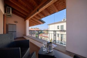 balkon z widokiem na budynek w obiekcie Dora's Apartment w mieście Desenzano del Garda