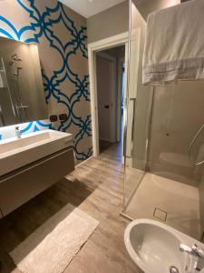 Ett badrum på Desenzano Luxury Apartment