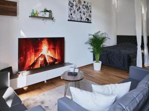 sala de estar con sofá y chimenea en Appartement SCHILLER I - Erfurt Zentrum, en Erfurt