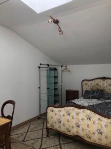 - une chambre avec un lit et un canapé dans l'établissement T3 avec grande terrasse et jardin sur les hauteurs de Martigues, à Martigues