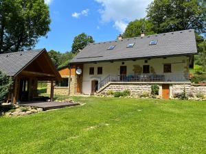 ein altes Steinhaus mit großem Hof in der Unterkunft Chalupa Rybná in Hradisko