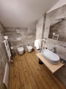 ein Badezimmer mit zwei Waschbecken und zwei WCs in der Unterkunft Rifugio Baita Motti in Domodossola
