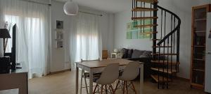 comedor y sala de estar con mesa y sillas en Duplex Costa Brava, en Palafrugell