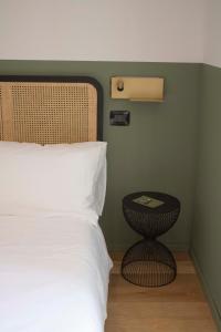 um quarto com uma cama branca e uma mesa lateral em Casa Floris em San Benedetto del Tronto