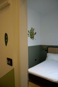 una camera con due letti e una porta per una camera da letto di Casa Floris a San Benedetto del Tronto