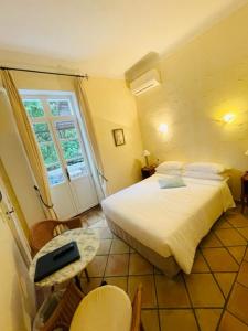 Postel nebo postele na pokoji v ubytování Hotel Villa Provencale
