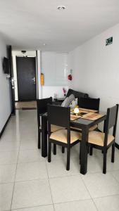 una sala da pranzo con tavolo e alcune sedie di GUADUALES DEL CAFE 410B- VIVIENDA TURISTICA a Montenegro