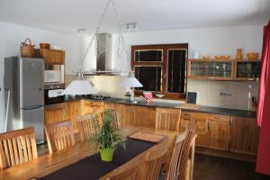 博茲達爾的住宿－瑪塔度假屋，厨房配有桌椅和冰箱。