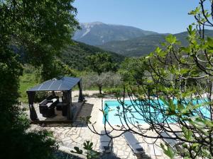 una piscina con gazebo accanto di FONT NOUVELLE maison de charme Drôme Provençale, 6 ou 10 personnes avec piscine a Plaisians