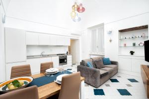 un salon avec un canapé et une table dans l'établissement La Finestra sul Corso, à Amalfi
