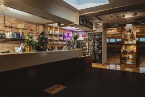 un bar in un ristorante con un muro di mattoni di Superbude Hamburg St Georg ad Amburgo