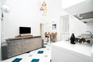 un salon avec un canapé et une cuisine dans l'établissement La Finestra sul Corso, à Amalfi