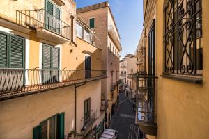 une allée entre deux bâtiments d'une ville dans l'établissement La Finestra sul Corso, à Amalfi