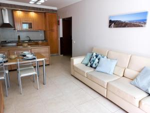 uma sala de estar com um sofá branco e uma mesa em Nelo's Cousy place em Portimão