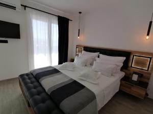 1 dormitorio con 1 cama grande y ventana grande en APARTMAN MAX !!!!, en Omiš