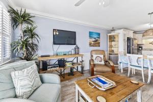 un salon avec un canapé et une table dans l'établissement Gulf Shores Plantation Unit 2319, à Gulf Highlands